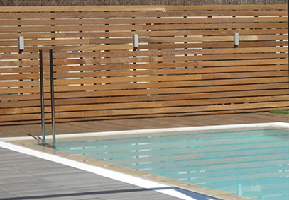 pantallas en lamas de teca garden plus